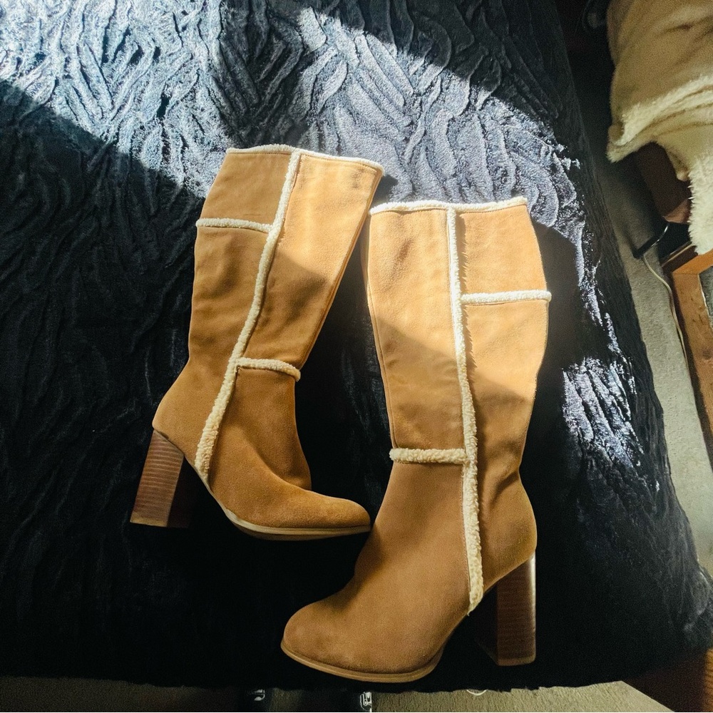 Elegant Tan Heeled Boots with Plush Trim
